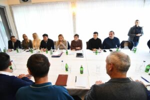 PREMIJERKA-ANA-BRNABIC-I-KISACKI-POLJOPRIVREDNICI