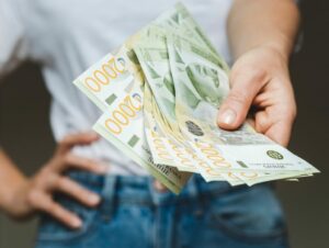 TwoThousandSerbianDinarsBanknotesInTheFemaleHand