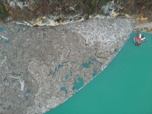 Tonnes-of-waste-float-on-the-Drina-river-in-Visegrad