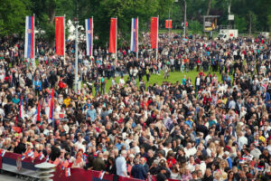 VELIKI-BROJ-LJUDI-ISPRED-PALATE-SRBIJA