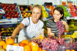 YoungWomanWithAFifteen-year-oldGirlWhoCameToThe