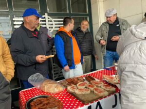 1727606018-Skup-poljoprivrednika-u-Novom-Sadu-3-1024x768