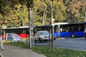 1728989077-plavi-autobus-1024x676