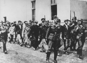 1729771274-990px-German_Soldiers_arresting_in_1941_people_in_Kragujevac