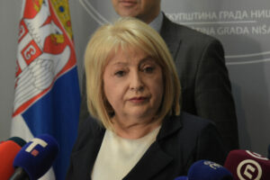 In-the-Nis-City-Assembly-Minister-of-Education-Slavica-Djukic-Dejanovic-attempted-to-present-drafts-of-four-laws-in-the-field-of-education-after-which-a-discussion-was-planned-but-students-stormed-in-demanding-an-apology-from-SNS-MP-Uros-Radulovic-for-insulting-them-and-in-front-of-the-building-the-dean-of-the-Faculty-of-Philosophy-Natalija-Jovanovic-addressed-the-students.U-Skupstini-grada-Nisa-ministarka-prosvete-Slavica-Djukic-Dejanovic-je-pokusala-da-predstavi-nacrte-cetiri-zakona-u-oblasti-obrazovanja-nakon-cega-je-bila-predvidjena-diskusija-ali-su-studenti-upali-trazeci-izvinjenje-SNS-poslanika-Urosa-Radulovica-zbog-vredjanja-a-ispred-zgrade-studentima-se-obratila-dekanica-Filozofskog-fakulteta-Natalija-Jovanovic