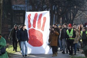 KOLONA-STUDENATA-KRENULA-KA-ZGRADI-RTV-A