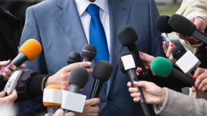 novinari-mediji-mikrofoni-shutter