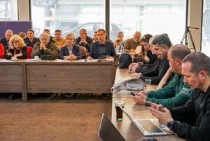 Novinari-tuzioci-policajci-predstavnici-SRG