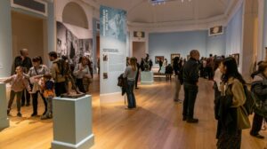 Edinburgh-United-Kingdom.-13-November-2022-Pictured-The-final-weekend-of-the-Scottish-National-Galleries-A-Taste-for-Impressionism-exhibition-takes-place-with-large-queues-outside-the-National-Gallery-on-Edinburghs-Mound.-Credit-Rich-DysonAlamy-Live