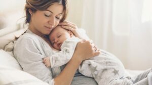 LovingMomCaryingOfHerNewbornBabyAtHome.Bright