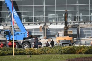 SRUSILA-SE-NADSTRESNICA-ISPRED-ZELEZNICKE-STANICE-U-NOVOM-SADU