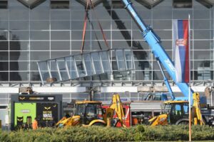 SRUSILA-SE-NADSTRESNICA-ISPRED-ZELEZNICKE-STANICE-U-NOVOM-SADU