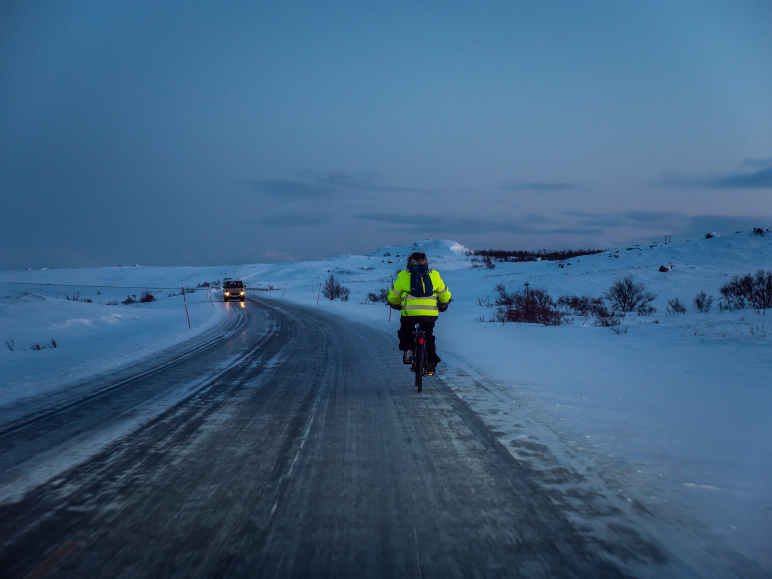 А,Бицyцлист,Ин,А,Рефлецтиве,Вест,Ридес,Хис,Бике,Он