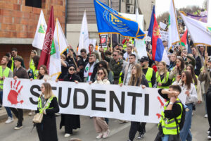 Students of the State University in Novi Pazar organized a protest "Hurry to Pazar" which was joined by citizens of Novi Pazar, as well as students from all over the country.Studenti Drzavnog univerziteta u Novom Pazaru organizovali su protest "Pohitajte u Pazar" kome su se prikljucili gradjani Novog Pazara, ali i studenti iz cele zemlje.
