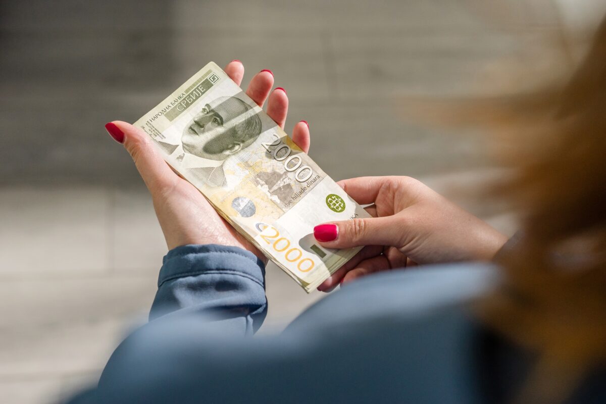 Close,Up,On,Serbian,Dinar,Rsd,Money,Banknotes,In,Hand