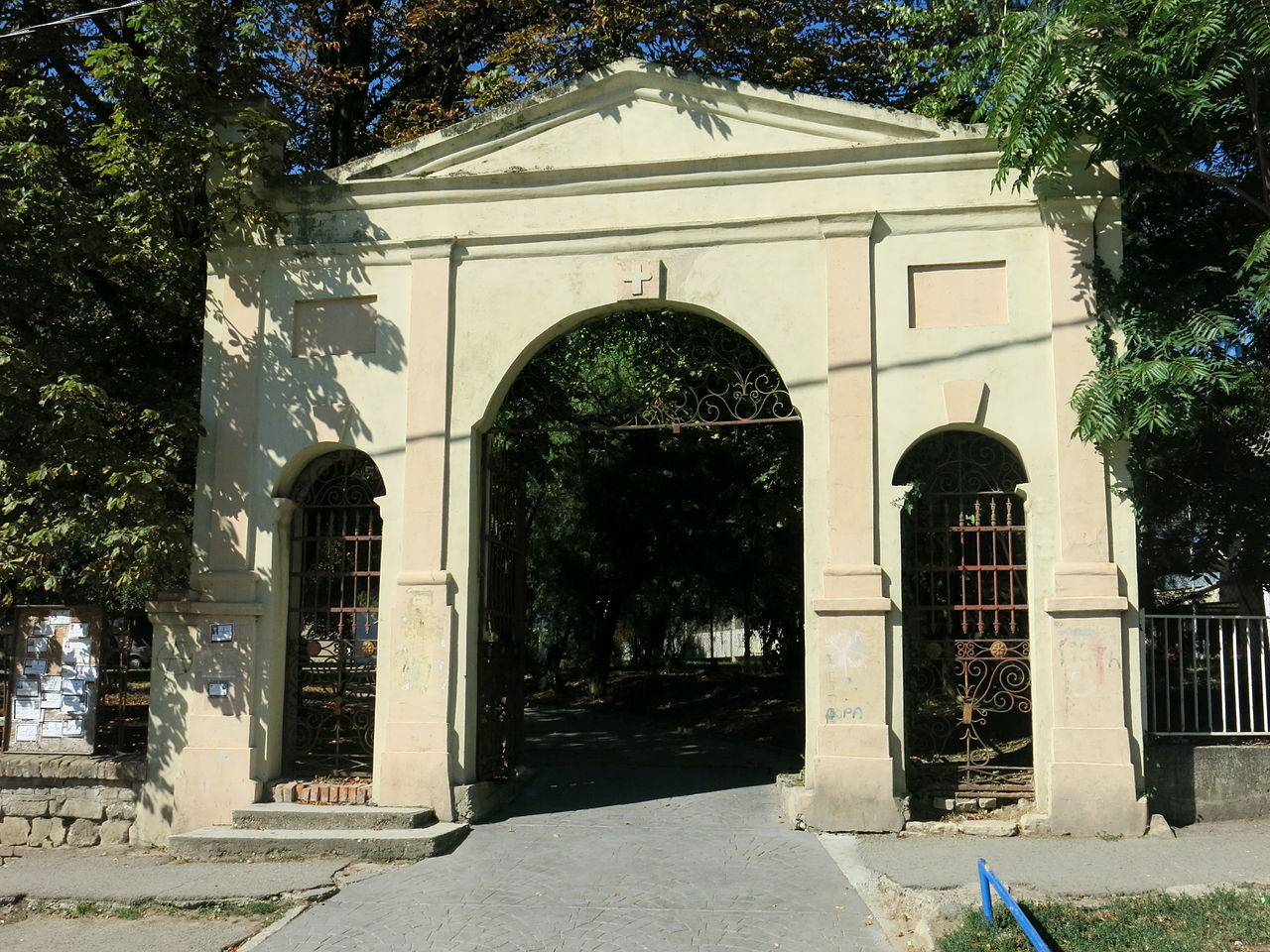 1280px-Grocka,-Crkva-Svete-Trojice,-01