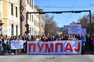 The students in the blockade called on citizens to join a general strike today, March 7th, and in Nis, some of their professors, educators, and lawyers did so, while students and citizens also participated in the protest "No easing of tensions", which was held at the intersection in front of the Basic and High Courts.Studenti u blokadi pozvali su gradjane da danas 7. marta stupe u generalni srtajk, a u Nisu je to ucinio deo njihovih profesora, prosvetnih radnika, advokati, a studenti i gradjani su ucestvioavli i u protestu "Nema spustanja tenzija" koju je odrzan na raskrsnici ispred sedista Osnovnog i Viseg suda.