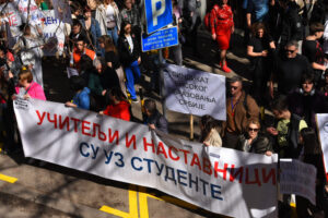 The students in the blockade called on citizens to join a general strike today, March 7th, and in Nis, some of their professors, educators, and lawyers did so, while students and citizens also participated in the protest "No easing of tensions", which was held at the intersection in front of the Basic and High Courts.Studenti u blokadi pozvali su gradjane da danas 7. marta stupe u generalni srtajk, a u Nisu je to ucinio deo njihovih profesora, prosvetnih radnika, advokati, a studenti i gradjani su ucestvioavli i u protestu "Nema spustanja tenzija" koju je odrzan na raskrsnici ispred sedista Osnovnog i Viseg suda.