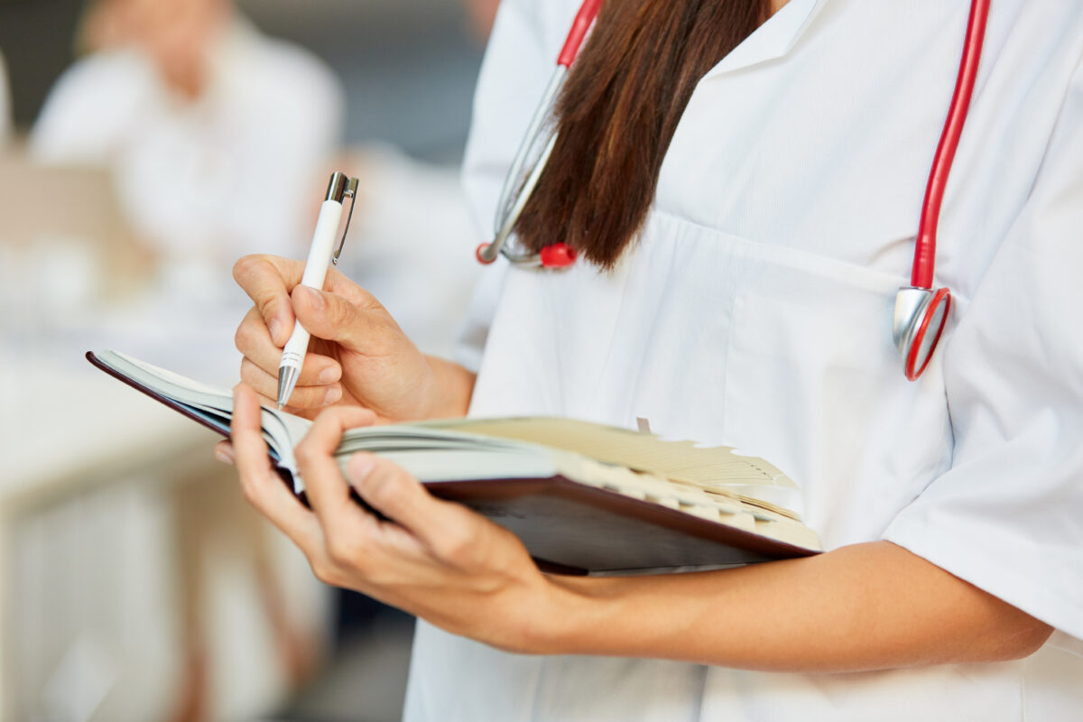 Doctor,Or,Nurse,Notes,Appointments,In,A,Calendar,Or,Waiting