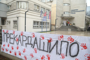Students from the Faculty of Political Science and the Faculty of Organizational Sciences blocked Oslobodjenja Boulevard for 15 minutes as part of the "Stop, Serbia" campaign.Studenti Fakulteta politickih nauka i Fakulteta organizacionih nauka blokirali su Bulevar oslobodjenja na 15 minuta u sklopu akcije "Zastani, Srbijo".