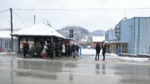 1739889693-1739887431-radnici-fabrike-proleter-blokiraju-ulaz-u-krug-n1-1422x800