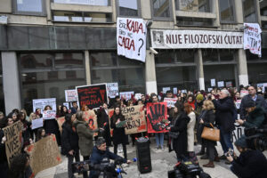 Students and the administration of the Faculty of Philosophy addressed the media on Academic Square, at the initiative of the students of the Faculty of Philosophy, and then paid tribute to the victims in Novi Sad.Studenti i uprava Filozofskog fakulteta obratili su se na Akademskom plaou, na inicijativu studenata Filozofskog fakulteta, medijima, a potom su odali pocast nastradalima u Novom Sadu.