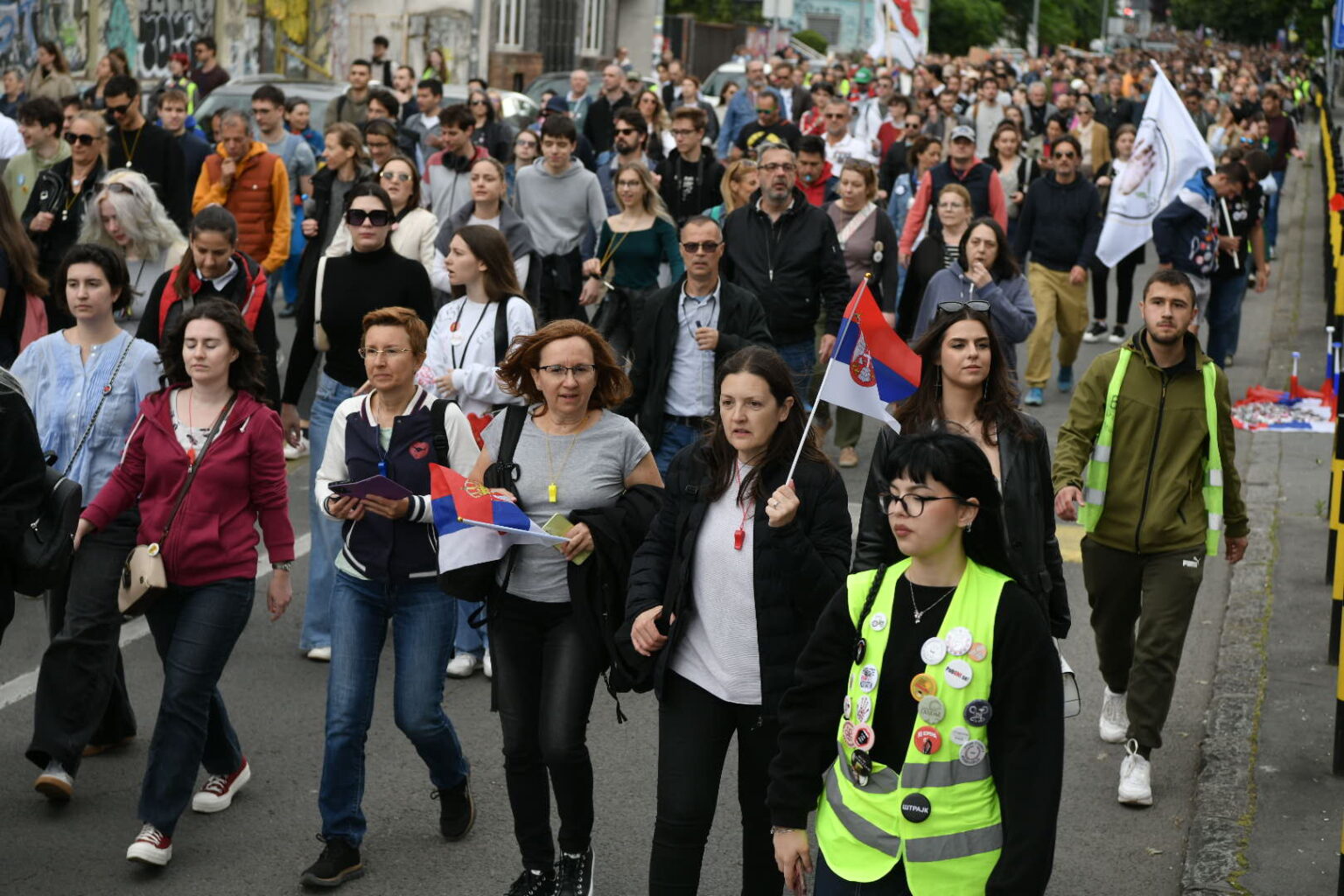 1748171799-pazi-koga-biras-protest-250525-foto-goran-srdanov-nova-rs-12-1536x1024