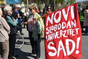PROFESORI BLOKIRALI RASKRSNICU KOD KAMPUSA U NOVOM SADU