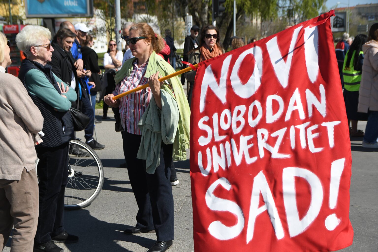 PROFESORI BLOKIRALI RASKRSNICU KOD KAMPUSA U NOVOM SADU