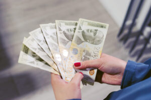 Close,Up,On,Serbian,Dinar,Rsd,Money,Banknotes,In,Hand
