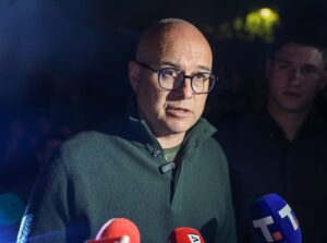 1748723884-Veceras-u-Pionirskom-parku-gledam-finale-Lige-sampiona-sa-nasim-studentima.-milosvucevic-studentikojizeledauce-srbija-3