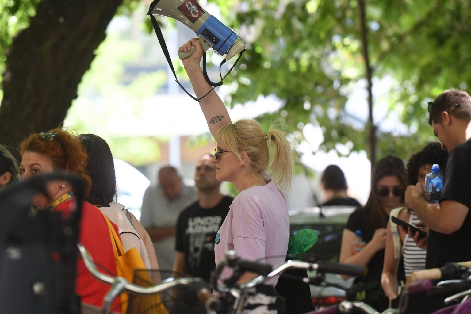 ПРОТЕСТ ИСПРЕД НОВОСАДСКОГ СУДА ЗБОГ ХАПСЕЊА У ФУТОГУ