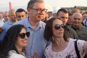 1753261580-Sa-narodom-kod-Pozege.-Bice-jos-mnogo-puteva.Srbija-je-vecna