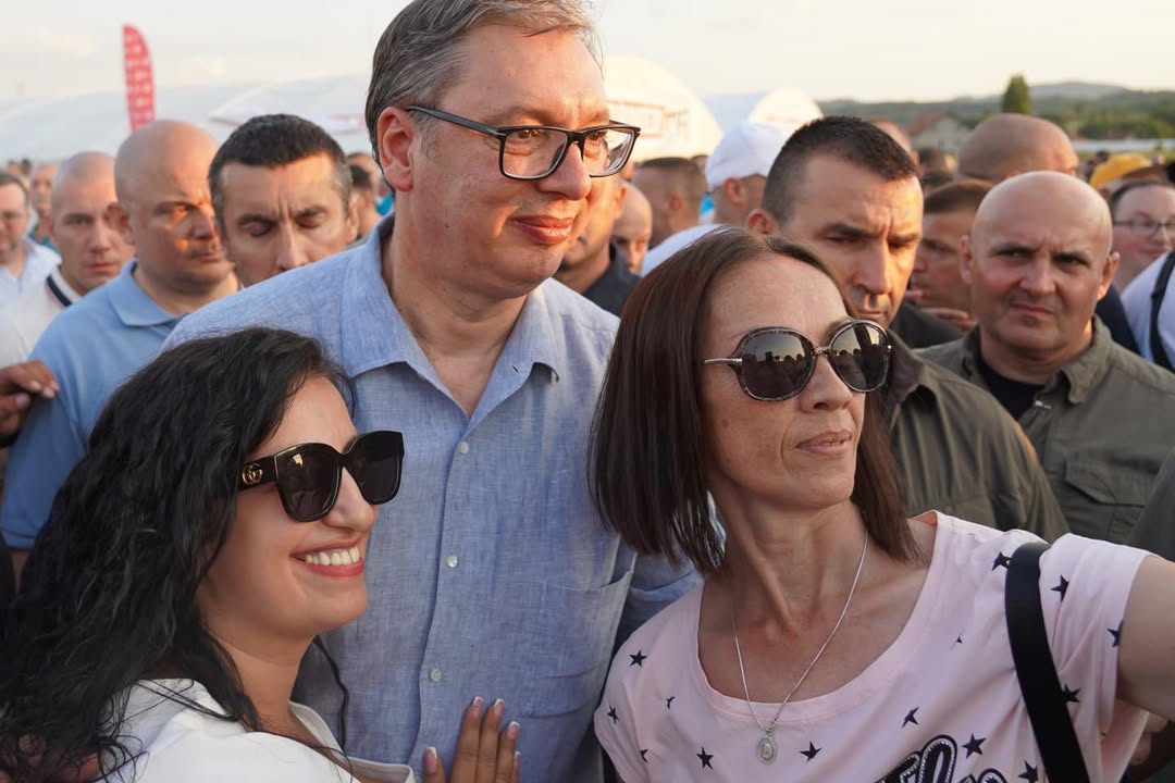 1753261580-Са-народом-код-Позеге.-Бице-јос-много-путева.Србија-је-вецна