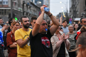 At the intersection in front of the Basic Court in Nis, an urgent action of students in blockade was held due to the "shameful and synchronized action of the beaters, police and faculty administration", during which students were attacked and physically thrown out of the building of the State University in Novi Pazar.Na raskrsnici ispred Osnovnog suda u Nisu odrzana je hitna akcija studenta u blokadi povodom "sramne i sinhronizovane akcije batinasa, policije i uprave fakulteta", tokom koje su studenti napadnuti i fizicki izbaceni iz zgrade Drzavnog Univerziteta u Novom Pazaru.