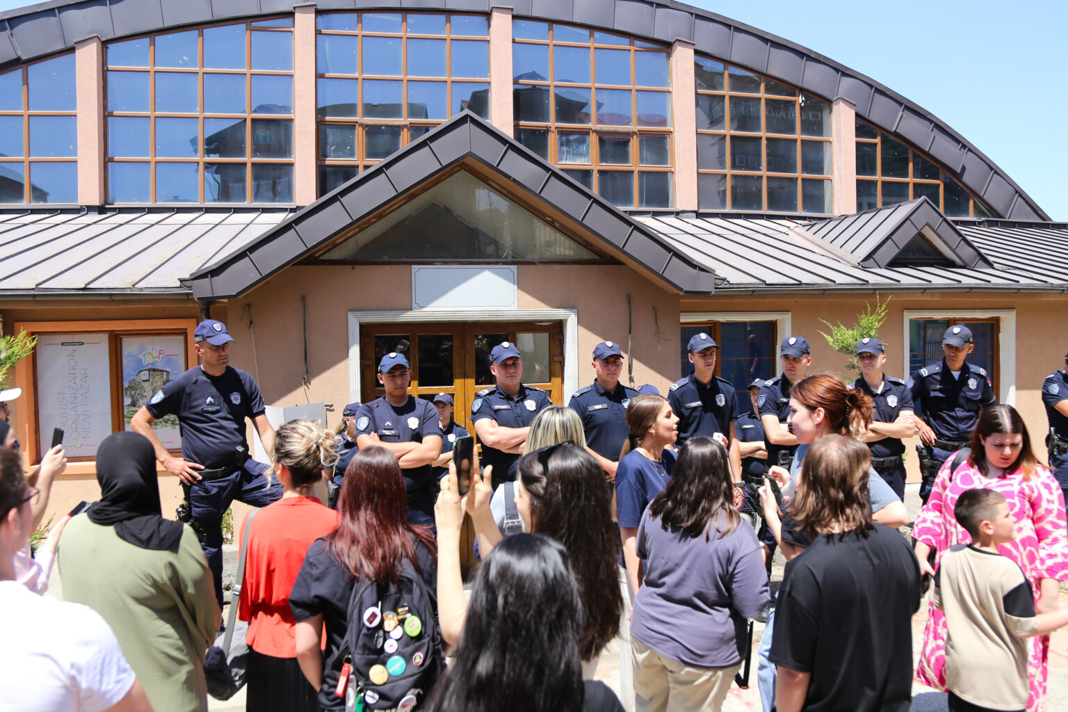 The State University of Novi Pazar is holding the exam period in the Pendik sports hall, students in a blockade whistled in front of the students who came to take the exams, and the police provided them with entrance to the hall.Drzavni univerzitet u Novom Pazaru odrzava ispitni rok u sportskoj dvorani Pendik, studenti u blokadi su ispred zvizdali studentima koji su dosli da polazu ispite, a policija im je obezbedila ulaz u salu.Drzavni univerzitet u Novom Pazaru odrzava ispitni rok u sportskoj dvorani Pendik, studenti u blokadi su ispred zvizdali studentima koji su dosli da polazu ispite, a policija im je obezbedila ulaz u salu.