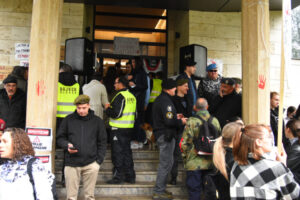 A self-organized informal group of students from the University of Nis and citizens have blocked the Faculty of Medicine in Nis.Samoorganizovana neformalna grupa studenata Niskog univerziteta i gradjani su blokirali Medicinski fakultet u Nisu.