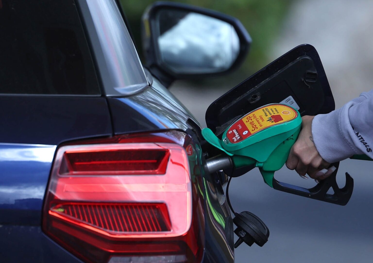 UK inflation slowed down in March with falling petrol prices