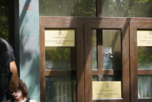 Students in the blockade of Novi Sad faculties organized a rally called "Red Card" in front of the Basic Court building in Novi Sad, and according to them, rallies will be organized every day, until all political prisoners are released.Studenti u blokadi novosadskih fakulteta organizovali su skup pod nazivom "Crveni karton" ispred zgrade Osnovnog suda u novom Sadu, a po njihovim recima a skupovi ce biti organizovani svaki dan, do oslobodjenja svih politickih zatvorenika.