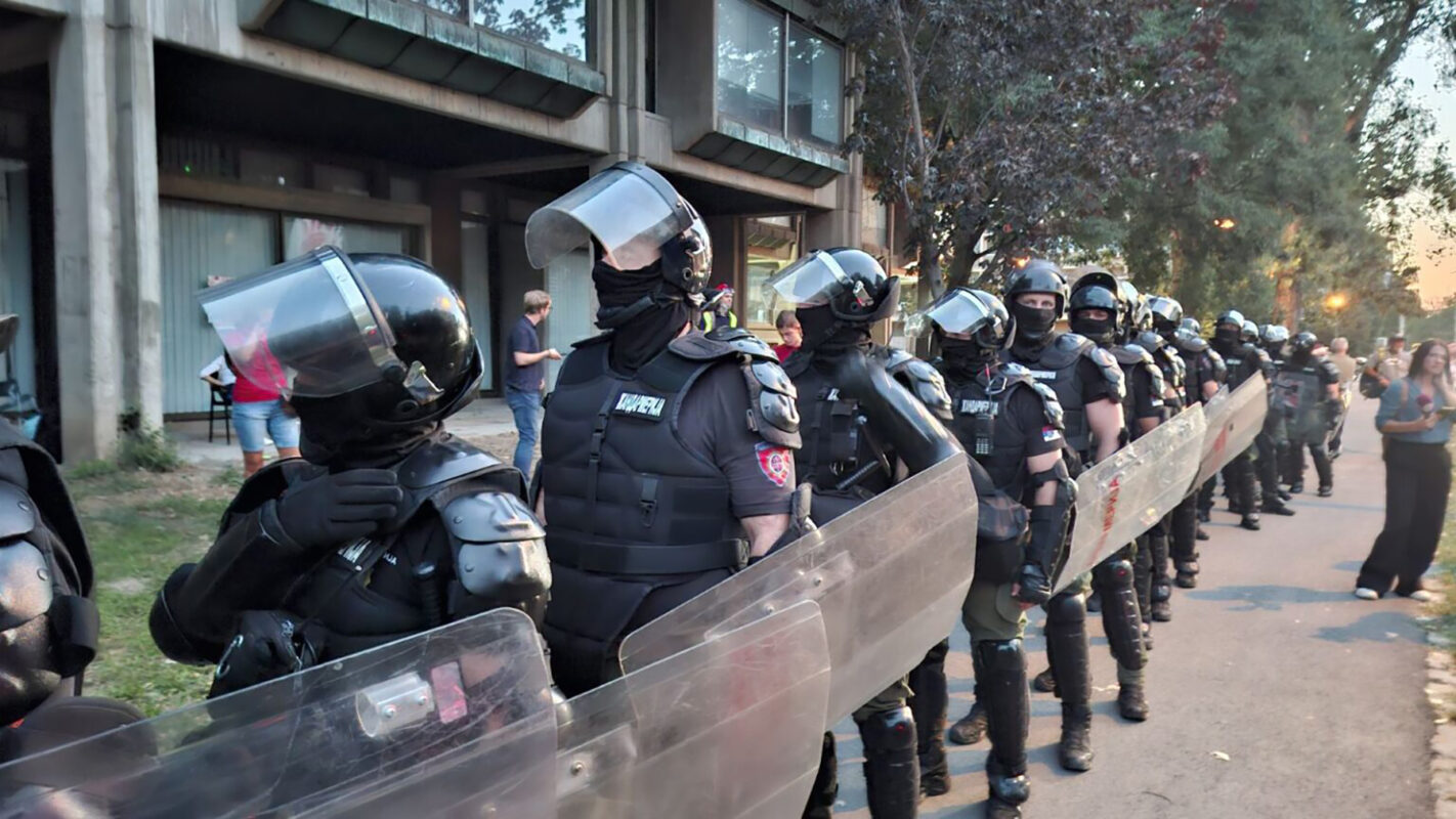 1756234679-kordon-policije-Filozofski-fakultet-foto-Autonomija-1536x864-1422x800