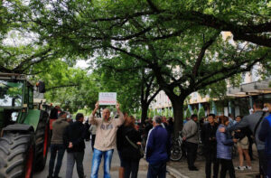 1758101317-poljoprivrednici-traktori-skup-podrske-sud3