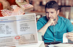 Restaurant,Owner,Checking,Monthly,Reports,On,A,Tablet,,Bills,And