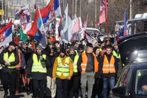 STUDENTI IZ BEOGRADA KRENULI PESKE U KRAGUJEVAC NA PROTEST