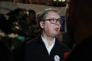 The President of the Republic of Serbia, Aleksandar Vucic, arrived in front of the National Assembly and joined the citizens who gathered to support Milan Bogdanovic, who was shot in an attack in front of the Parliament today.Predsednik Republike Srbije Aleksandar Vucic dosao je ispred Narodne skupstine i pridruzio se gradjanima koji su se okupili kako bi pruzili podrsku Milanu Bogdanovicu koji je danas upucan u napadu ispred Skupstine.