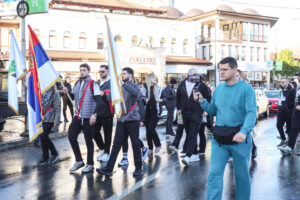 Organized by the Sandzak Center for Democracy, 15 members set off on a relay walk from Novi Pazar to Novi Sad, in order to attend a commemorative gathering in that city on November 1.U organizaciji Sandzackog centra za demokratiju 15 clanova je krenulo u stafetnu setnju od Novog Pazara do Novog Sada, kako bi 1. novembra prisustvovali komemorativnom skupu u tom gradu.