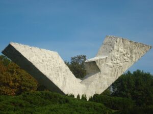 spomen-park-sumarice-spomenik-peto-tri-02-1024x768