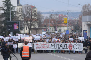 Students, pupils, teachers, professors and citizens gathered again this Friday at the intersection near the Nis Court to pause for 15 minutes in the action "Stop, Serbia" and thus pay tribute to the victims in Novi Sad, which was followed by a protest walk and blockade of the Youth Bridge.Studenti, djaci, nastavnici, profesori i gradjani okupili su se i ovog petka na raskrsnici kod niskog Suda kako bi zastali na 15 minuta u akciji "Zastani, Srbijo" i tako odali pocast nastradalima u Novom Sad, a nakon toga je usledila protestna setnja i blokada Mosta mladosti.
