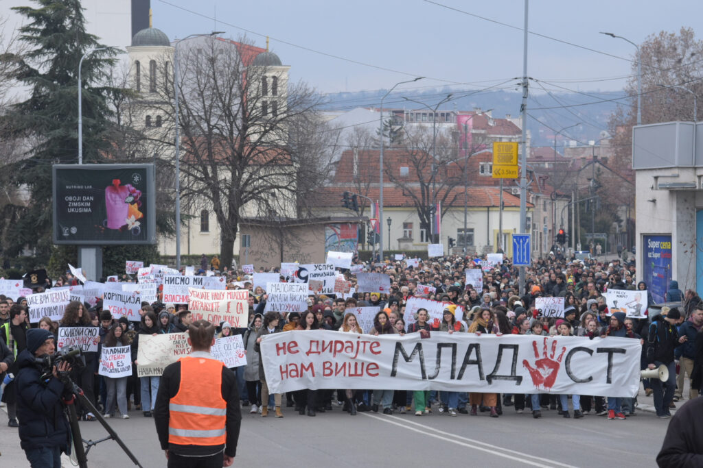 Students, pupils, teachers, professors and citizens gathered again this Friday at the intersection near the Nis Court to pause for 15 minutes in the action "Stop, Serbia" and thus pay tribute to the victims in Novi Sad, which was followed by a protest walk and blockade of the Youth Bridge.Studenti, djaci, nastavnici, profesori i gradjani okupili su se i ovog petka na raskrsnici kod niskog Suda kako bi zastali na 15 minuta u akciji "Zastani, Srbijo" i tako odali pocast nastradalima u Novom Sad, a nakon toga je usledila protestna setnja i blokada Mosta mladosti.