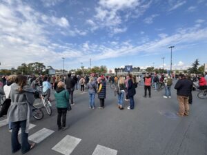 1759312622-Blokada-raskrsnice-kod-z-stanice-povodom-11-meseci-od-pada-nadstresnice-Novi-Sad-1-1024x768