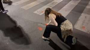 Farbanje-ulica-crvenim-sakama-u-Novom-Sadu-1000x560